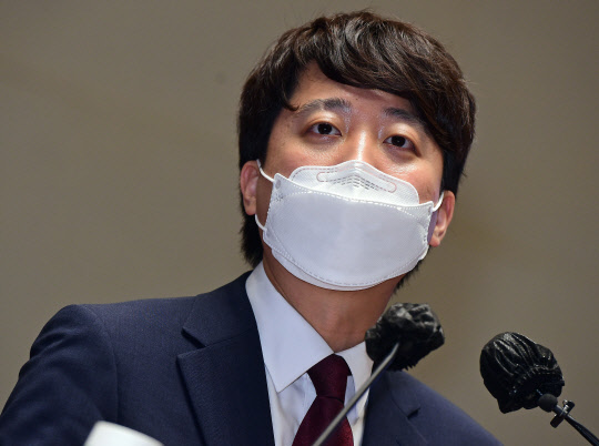 이준석 국민의힘 대표가 지난 14일 국회에서 열린 의원총회에서 인사말을 하고 있다. 연합뉴스